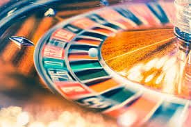 Dealer profesional topgun77 memandu sesi roulette dengan komunikasi yang jelas